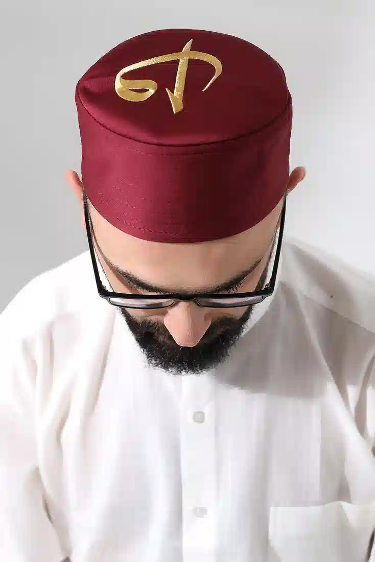 Bordo Kapitone Elif Vav Nakışlı Kalıp Namaz Takkesi