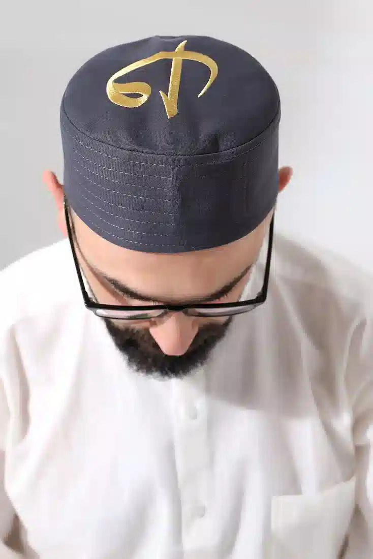 Gri Kapitone Elif Vav Nakışlı Kalıp Namaz Takkesi
