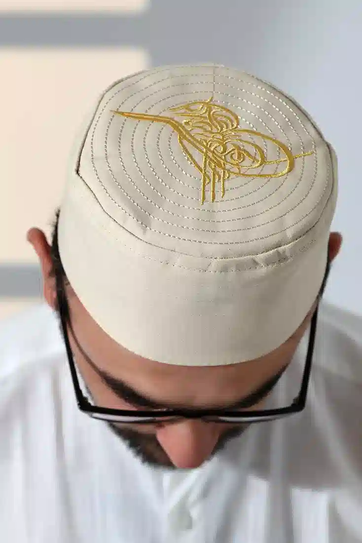 Osmanlı Tuğrası Nakışlı Kalıp Namaz Takkesi Bej