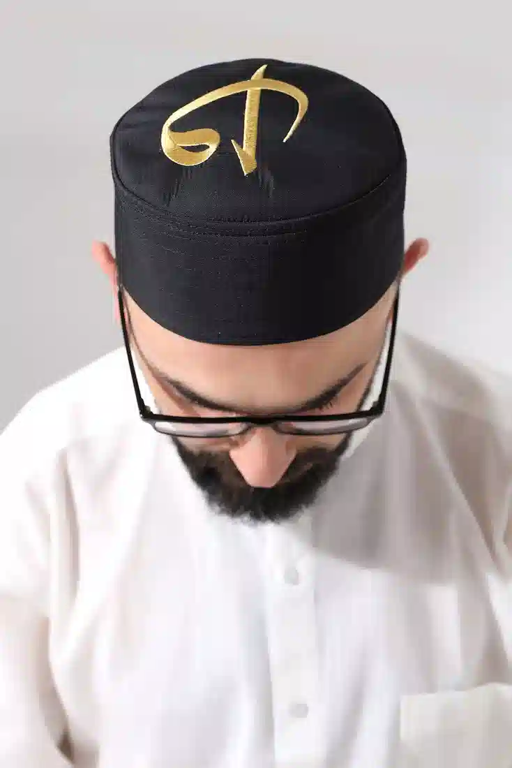 Siyah Kapitone Elif Vav Nakışlı Kalıp Namaz Takkesi